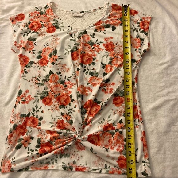 Bobby Brooks Ladies Top White with Roses and Crochet Lace Upper Back Medium EUC - Picture 8 of 9